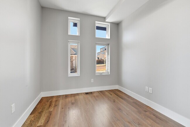 Building Photo - $5,740.95, $300 off the first month's rent, 4 Beds - 5 Bath, Townhouse in Denver with Office!
