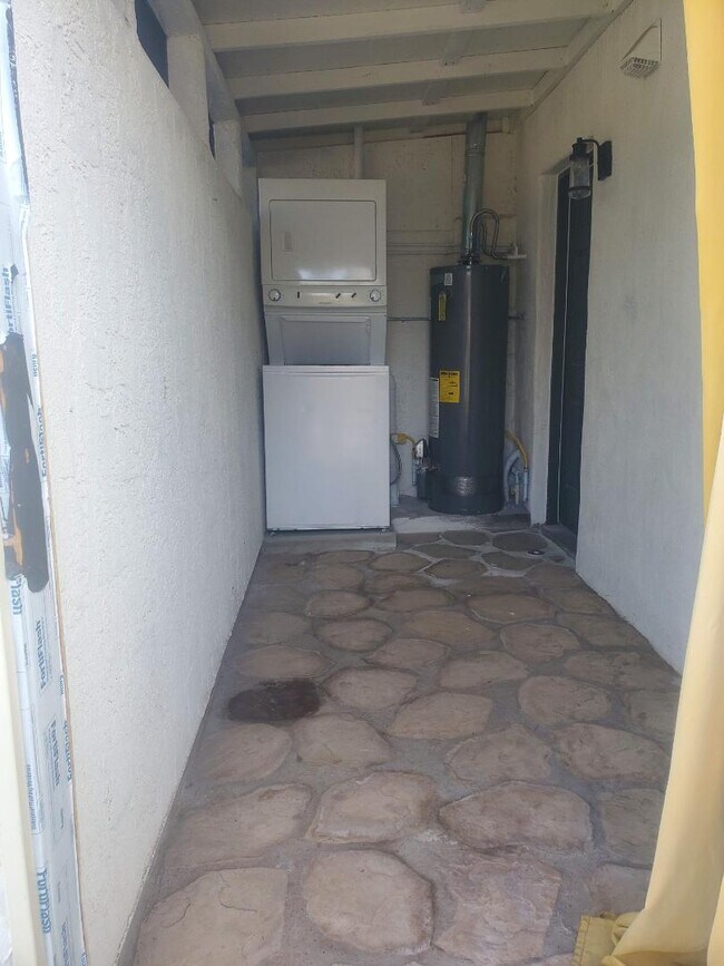 Building Photo - 1520 W Encanto Blvd