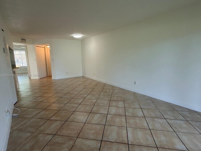 Building Photo - 1025 Coral Club Dr