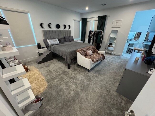 Building Photo - Modern Furnished 3 Bedroom Townhome in Pri...