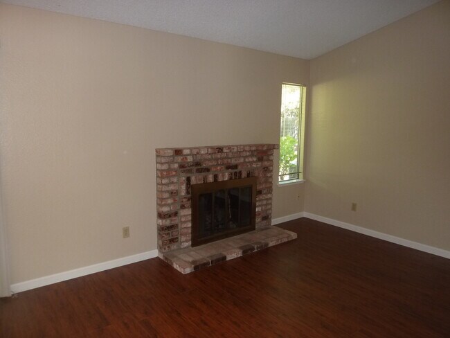 Building Photo - Separate Family Room and Living Room, Fireplace, RV Access