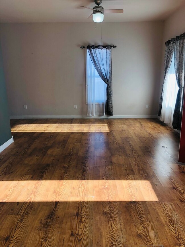 Building Photo - House- NW