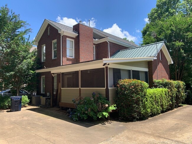 Building Photo - Spacious Townhome close to downtown Auburn...