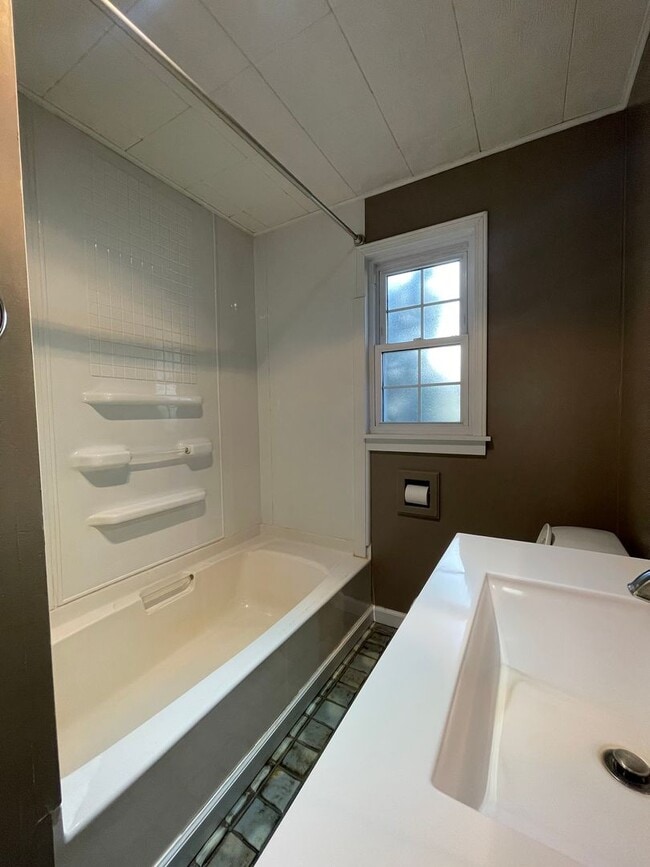 Building Photo - Three Bedroom Home in Kalamazoo