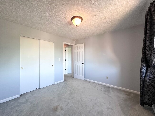 Building Photo - 3 Bed 2.5 Bath 3 Level Home w/ Furnished B...