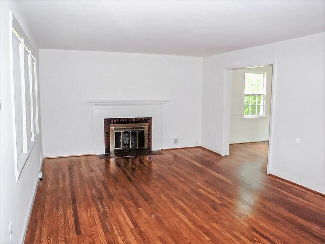 Building Photo - Ideal 3 Bedroom 2 Bath Colonial Just Over ...