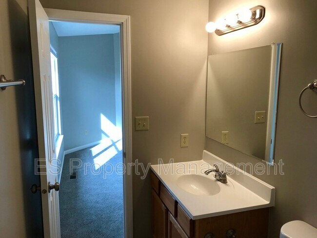 Building Photo - 5390 Lakeside Manor Dr