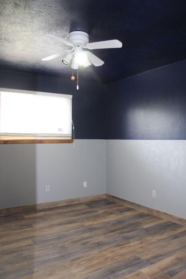 Building Photo - Columbine Hills - 3 BR/2 1/2 BA Home!