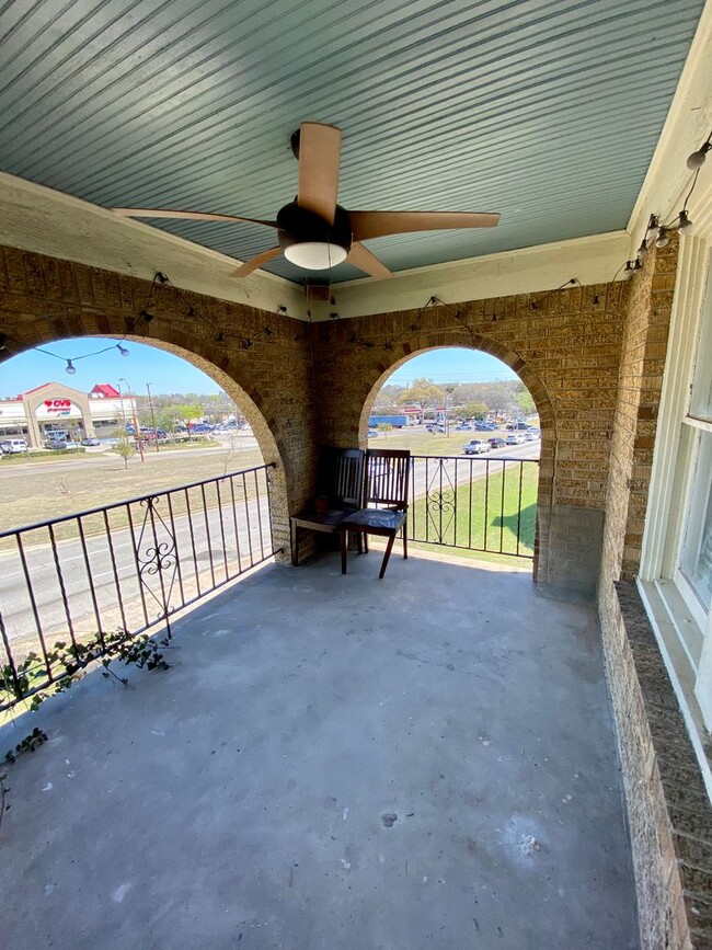Building Photo - 2 bed/1 bath Upstairs Duplex with Private ...