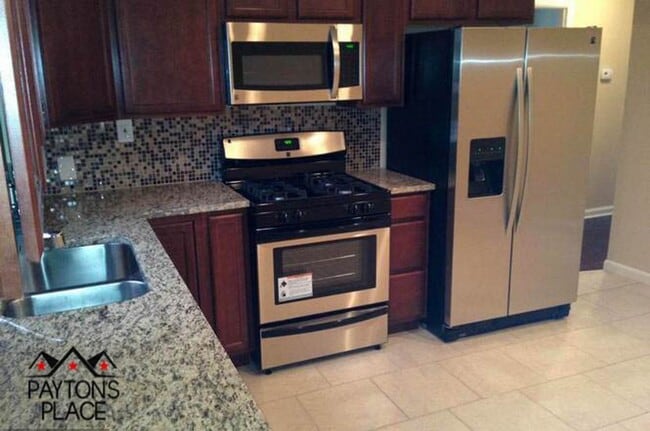 Building Photo - Spacious Single Family home with Huge Back...