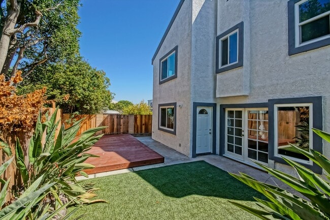 Building Photo - Newly Updated, Detached Rear Townhome w/ S...