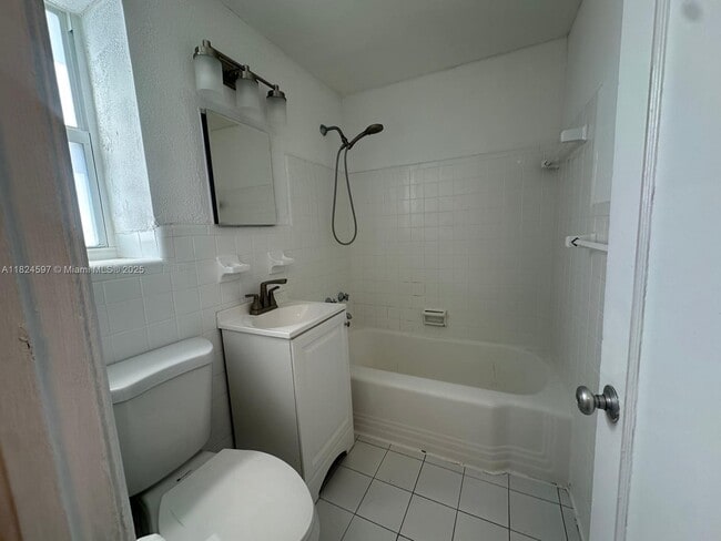 Building Photo - 1557 S Le Jeune Rd