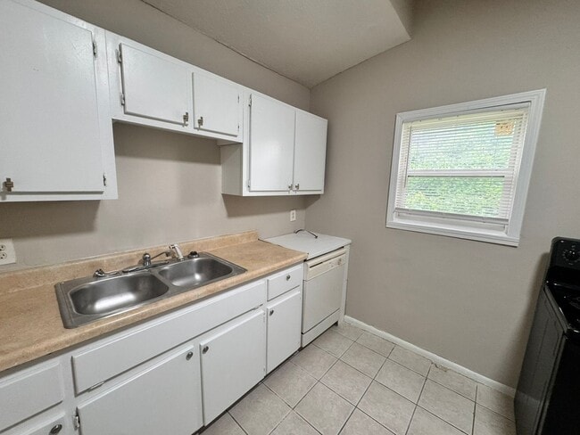 Building Photo - Available for Immediate Move In - 4 Side B...