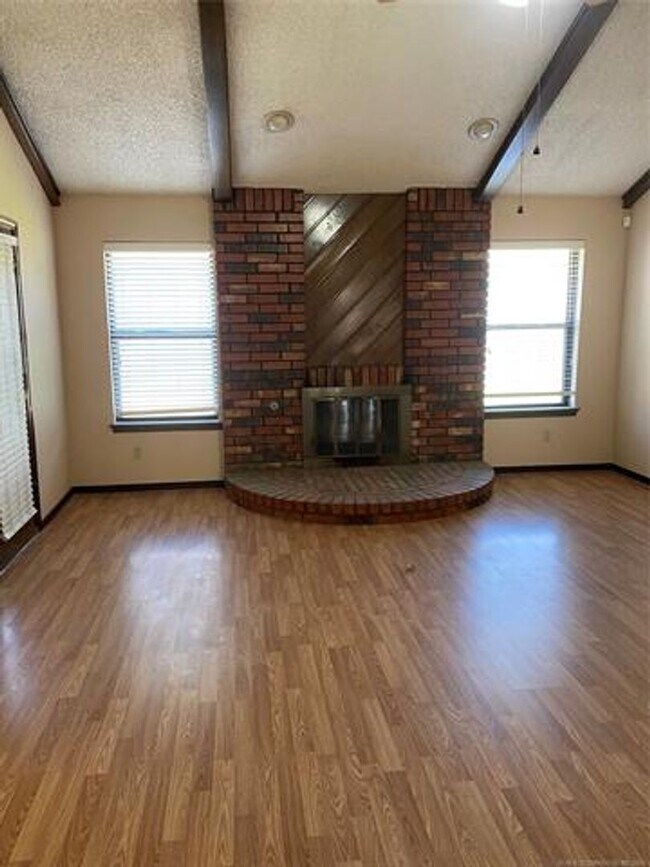 Building Photo - Spacious one-story with 4 bedrooms.