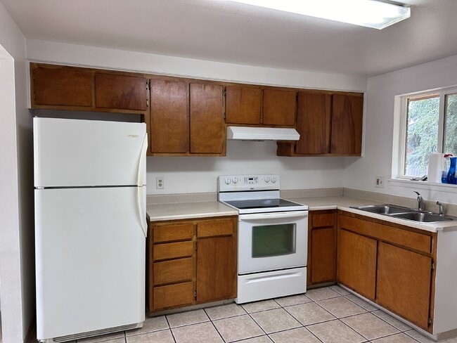 Building Photo - 2-Bed Duplex With Newly Installed Laminate...