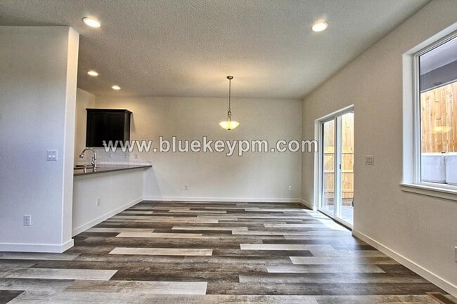 Building Photo - 3 Bed, 2.5 Bath Home in Ridgefield's  McCormick Creek Subdivision