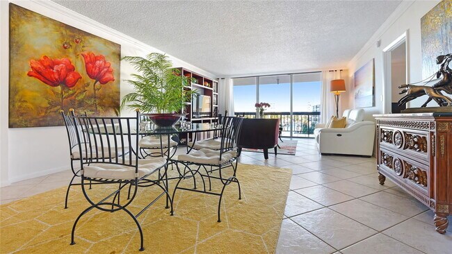 Building Photo - 4800 Bayview Dr