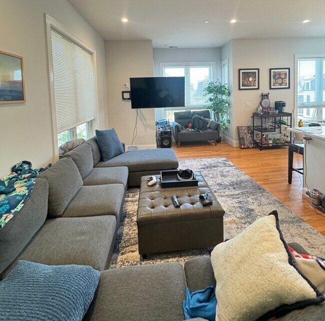 Building Photo - 353 Dorchester St