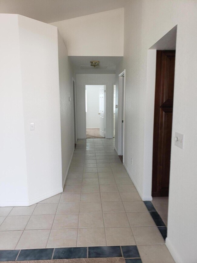 Building Photo - 68412 Descanso Cir