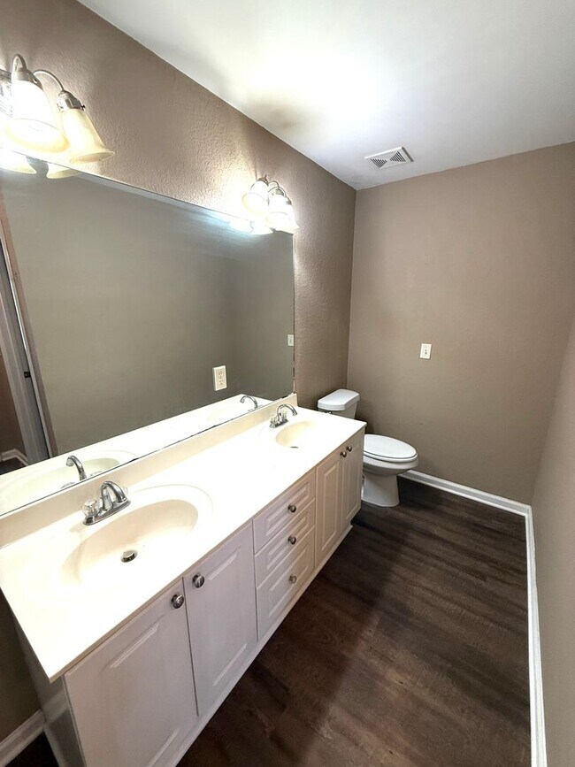 Building Photo - ** 4 Bed 2 Bath located in Park Lake ** Ca...