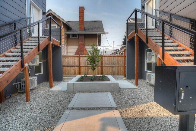 Building Photo - Like New! North Tacoma, 6th Avenue District