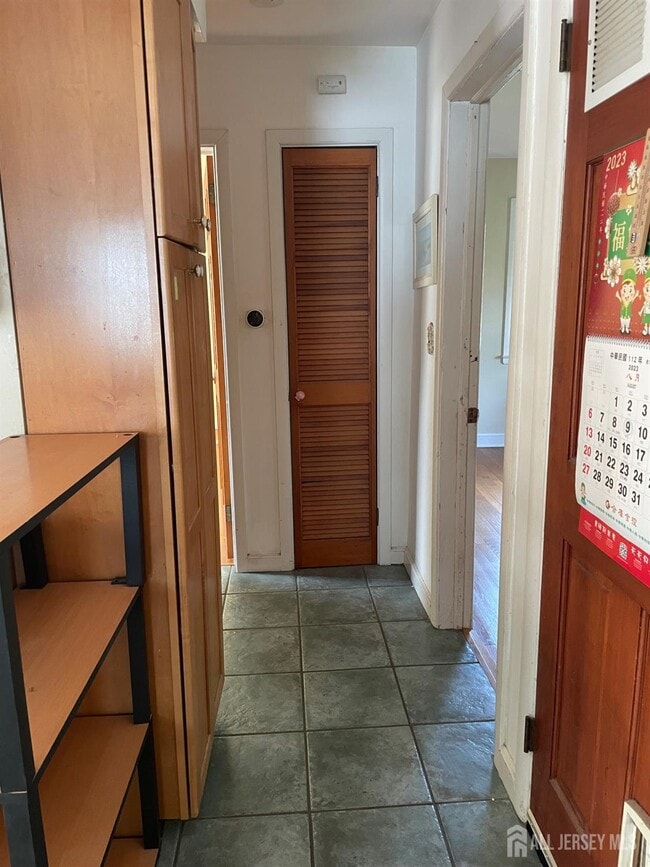 Building Photo - 355 Metlars Ln