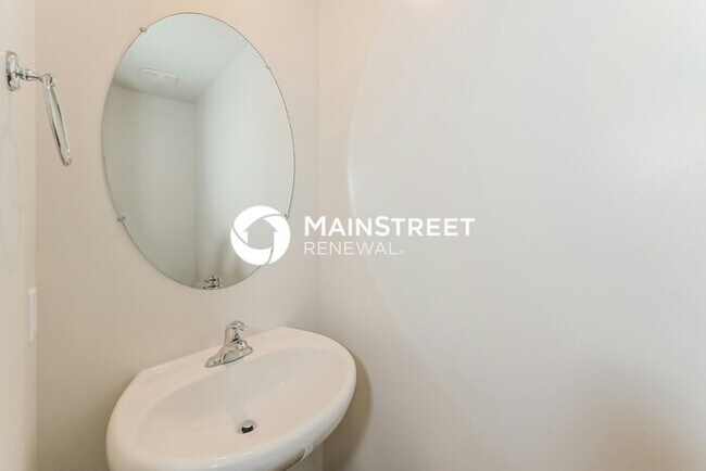 Building Photo - 4 Bedroom Pet-Friendly Home in KNOXVILLE, TN with Main Street Renewal