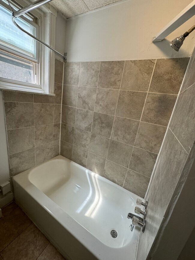 Building Photo - Refreshed 3BR/1BA Cozy Home with Porch & Fenced Yard!