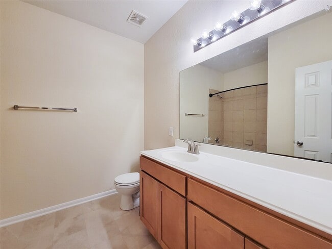 Building Photo - 1610 Pointe Leone