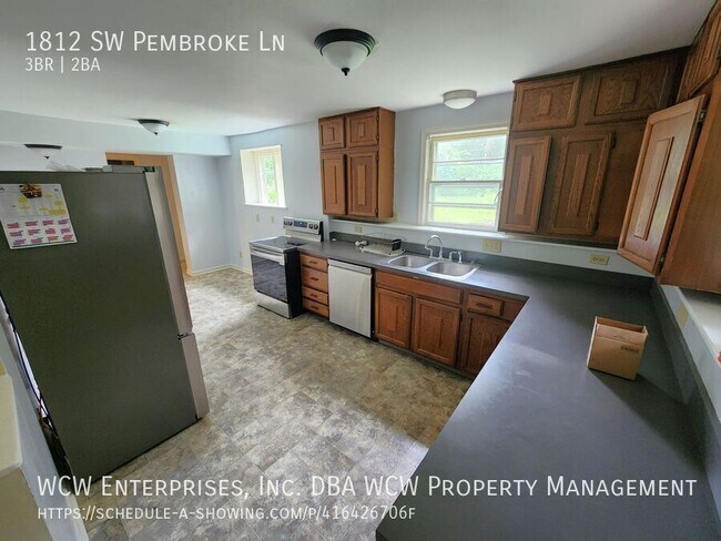 Building Photo - 1812 SW Pembroke Ln