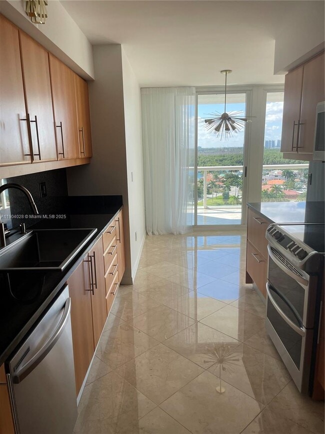 Building Photo - 16500 Collins Ave