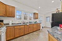 Building Photo - Rare Kenwood townhome, Across from Campus