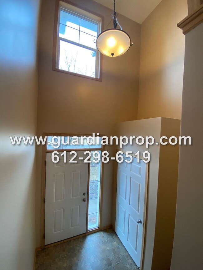 Building Photo - Huge End Unit Townhouse for November 1, Op...