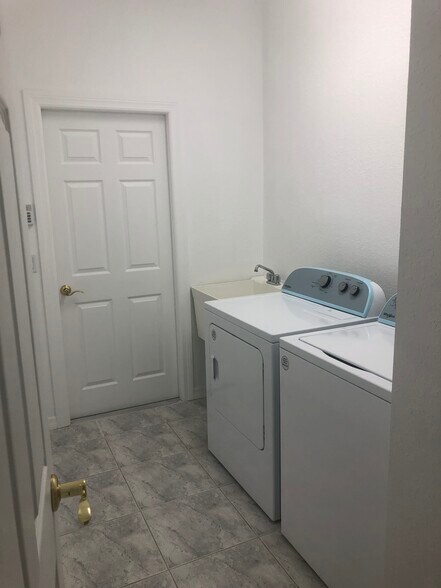 Building Photo - 7252 Perennial Rd