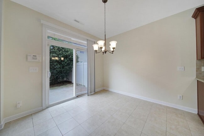 Building Photo - Lovely 3 Bed 2.5 Bath Townhome in Blakeny