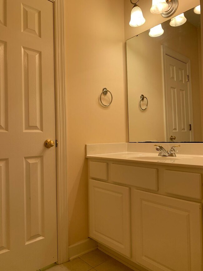 Building Photo - AMAZING Luxurious Residence, Near Educatio...