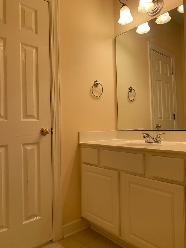 Building Photo - AMAZING Luxurious Residence, Near Educational Facilities, With Upscale Amenities!