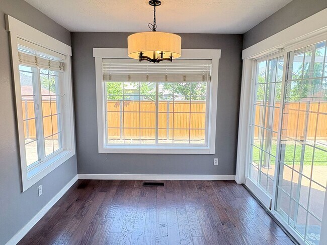 Building Photo - 4 Bedroom 2.5 Bathroom Home in NW Salem!