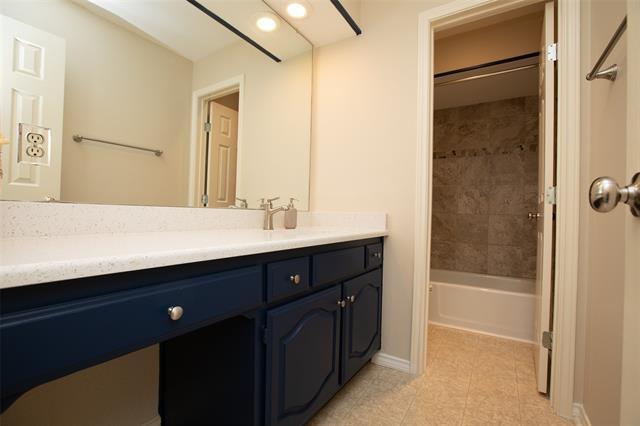 Building Photo - 705 Greenway Dr