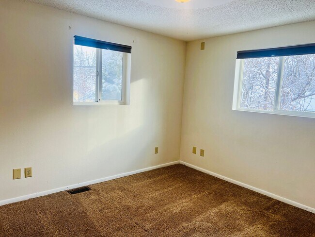 Building Photo - Half of a Duplex Available - 4 Bedroom 2 Bathroom in Lakewood