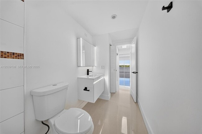 Building Photo - 9351 Fontainebleau Blvd