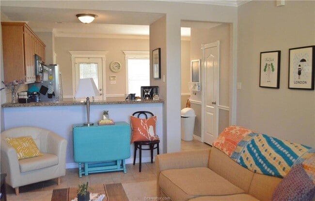 Building Photo - 1000 Spring Loop