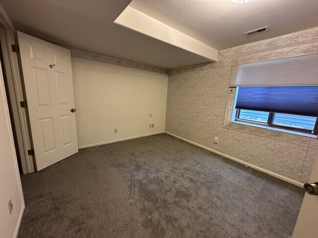 Building Photo - 1032 W Pikes Peak Ave