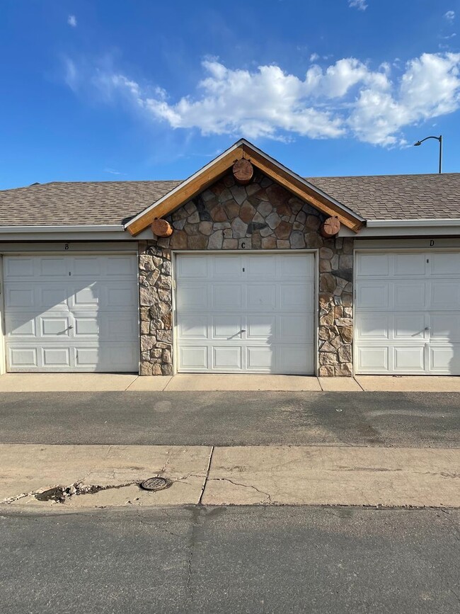 Building Photo - Charming Main Floor Condo in Water Valley