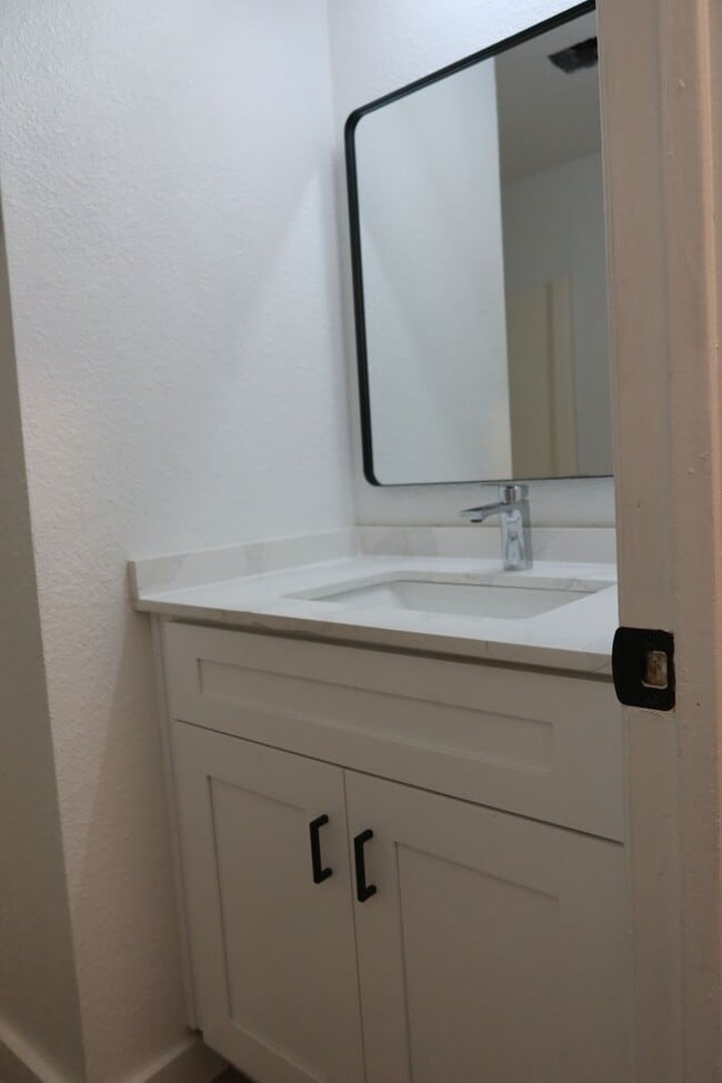Building Photo - Aberdeen Duplex - 2Bd/2Ba - Remodeled - W/D - Fireplace - Garage - Fenced Patio - $1600