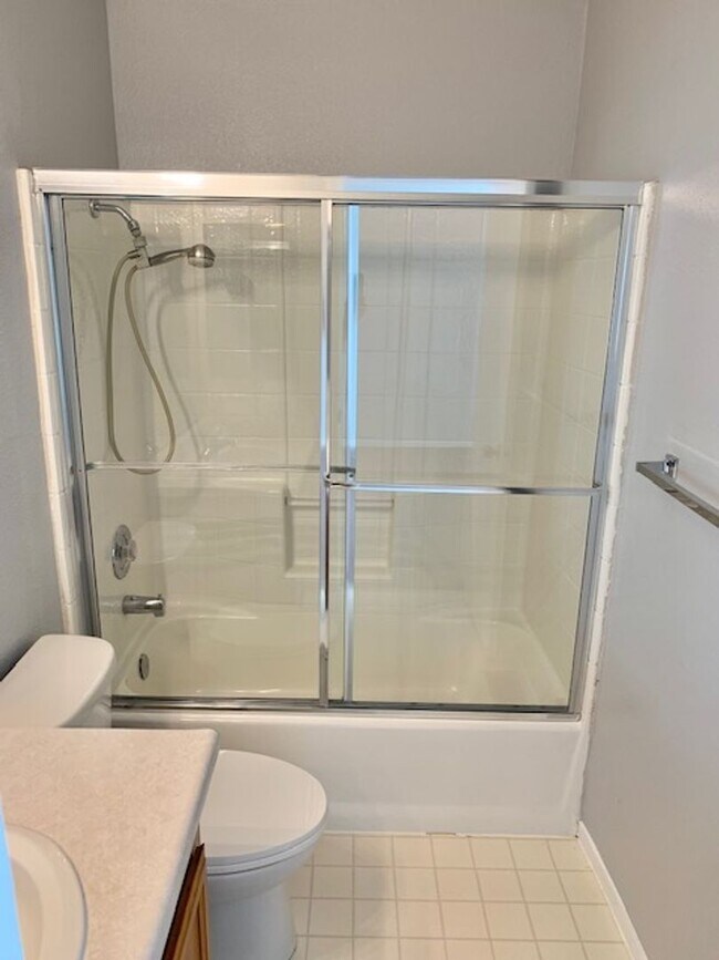 Building Photo - Tranquil 2 bed 2.5 bath Townhouse in Fairf...