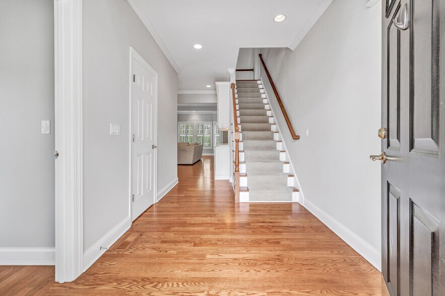 Building Photo - 70 Maple Oak Dr