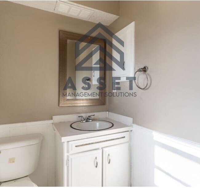 Building Photo - Cute 4 bedroom House