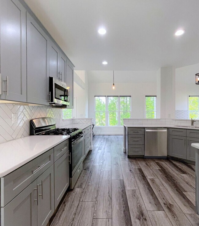 Building Photo - Newer Construction Farmhouse Style Home!