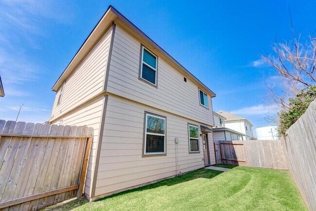 Building Photo - 5842 Adelaide River Dr